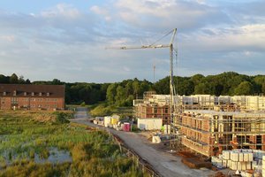 Links im Bild das Stabsgebäude, rechts Arbeiten an den Neubauten. Foto: Stadt Oldenburg