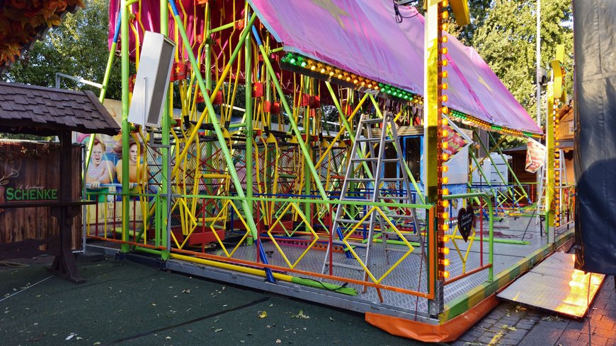 Das Looping the Loop beim Aufbau auf dem Kramermarkt am 23. September 2025. Foto: Stadt Oldenburg