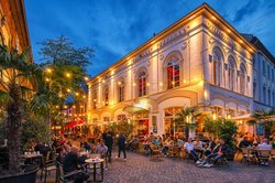 Sommerliche Abendstimmung am Cafe Extrablatt. Foto: Hans-Jürgen Zietz