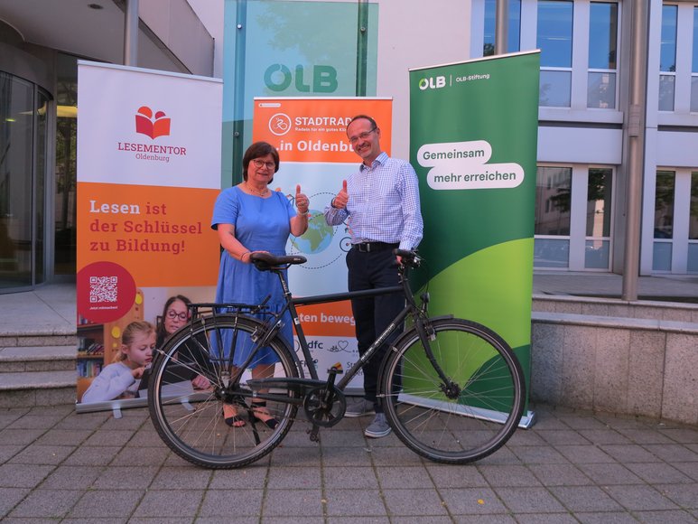 Daniela Pfeiffer, Vorstandsvorsitzende MENTOR OLDENBURG, und Holger Sandker, stellvertretender Vorstandsvorsitzender OLB-Stiftung, freuen sich auf viele Kilometer zum Erreichen des ersten Etappenziels. Foto: Stadt Oldenburg