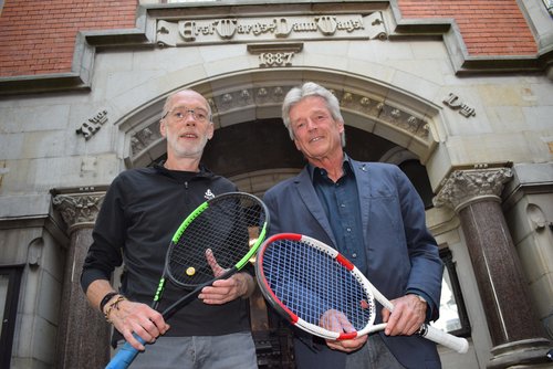 Sie vertreten Oldenburg beim internationalen Tennisturnier in Qingdao: Karl-Heinz Gerriets (links) und Joachim Ebel freuen sich auf ein sportliches Abenteuer in China. Foto: Stadt Oldenburg