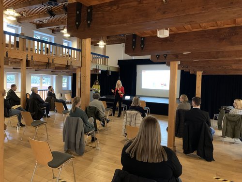 Reger Austausch bei der Abschlussveranstaltung des grenzübergreifenden INTERREG V A-Netzwerkprojektes „Digitale Entdeckungen an der Wunderline“ in Leer. Foto: Ostfriesland Tourismus GmbH