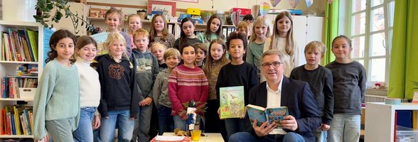 Oberbürgermeister Jürgen Krogmann las den Schülerinnen und Schülern der Klasse 3a der Grundschule Röwekamp vor. Foto: Stadt Oldenburg
