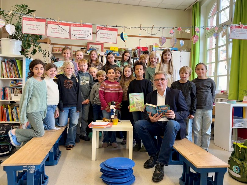 Oberbürgermeister Jürgen Krogmann las den Schülerinnen und Schülern der Klasse 3a der Grundschule Röwekamp vor. Foto: Stadt Oldenburg