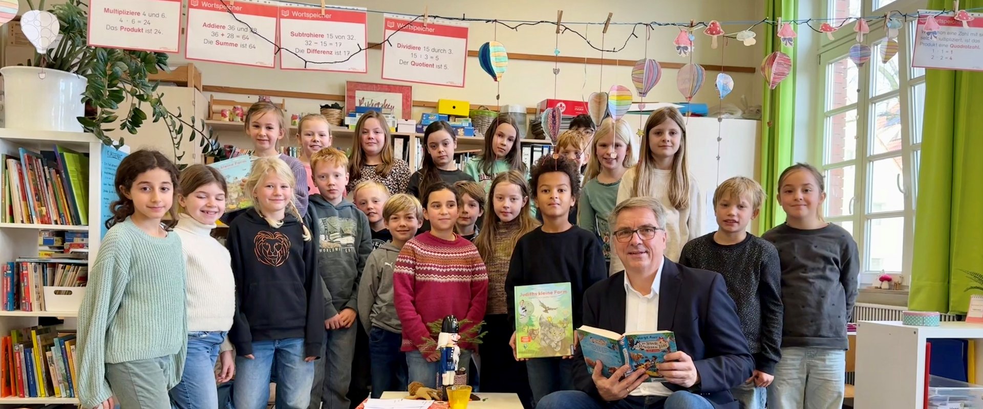 Oberbürgermeister Jürgen Krogmann las den Schülerinnen und Schülern der Klasse 3a der Grundschule Röwekamp vor. Foto: Stadt Oldenburg