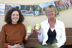 Die Mitarbeiterinnen von StoP sitzen auf einer Bank und halten zwei Kaffeebecher mit dem Logo des Projekts in den Händen. Foto: Stadt Oldenburg Die Mitarbeiterinnen von StoP sitzen auf einer Bank und halten zwei Kaffeebecher mit dem Logo des Projekts in den Händen. Foto: Stadt Oldenburg