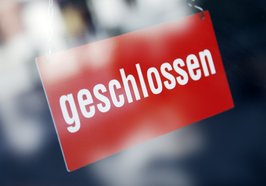 Schild mit der Aufschrift geschlossen. Foto: Friedberg/AdobeStock