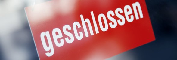 Schild mit der Aufschrift geschlossen. Foto: Friedberg/AdobeStock