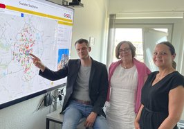 Stellten den verbesserten Sozialen Stadtplan vor (von links): Ole Krull (Fachdienstleiter Geoinformation und Statistik), Sozialdezernentin Dagmar Sachse und Susanne Röschmann (Strategische Sozialplanung Stadt Oldenburg). Foto: Stadt Oldenburg 