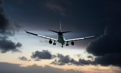 Flugzeug am Himmel. Foto: Rene Rauschenberger auf Pixabay