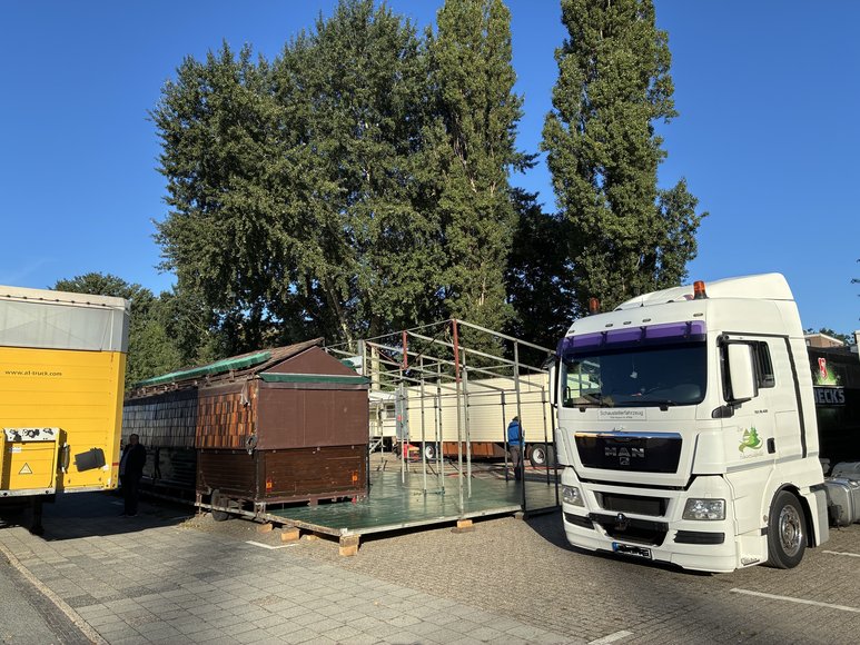 Der Ausschank „Zur Schwarzwaldmühle“ beim Aufbau am 25. September 2026. Foto: Stadt Oldenburg