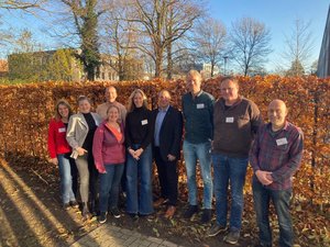 Vorsitzende des Personalrats aus Oldenburg Andrea Kranz-Aden (3. von links vorne), Fachdienstleiter Christian Kranz (5. von links), und der Vorsitzende des Personalrats aus Groningen Kornelis Snijder (2. von rechts). Foto: Stadt Vorsitzende des Personalrats der Oldenburger Stadtverwaltung, Andrea Kranz-Aden (3. von links vorne), Fachdienstleiter des Fachdienstes Repräsentation und Internationale Zusammenarbeit, Christian Kranz (5. von links), und der Vorsitzende des Personalrats der Groninger Stadtverwaltung, Kornelis Snijder (2. von rechts). Foto: Stadt Oldenburg