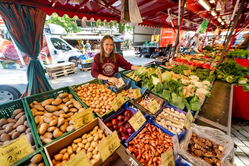 Stand mit Gemüse auf dem Wochenmarkt auf dem Rathausmarkt. Foto: Sascha Stüber