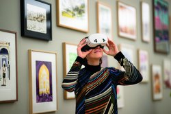 Besucherin mit VR-Brille in der Niemann-Ausstellung. Foto: Mohssen Assanimoghaddam