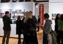 Besucherinnen und Besucher in der Ausstellung. Foto: Andreas Burmann/Mediavanti