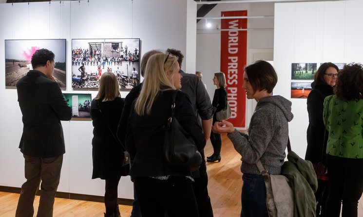Besucherinnen und Besucher in der Ausstellung. Foto: Andreas Burmann/Mediavanti
