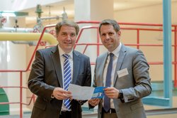 Wirtschaftsminister Olaf Lies (rechts) und Oberbürgermeister Jürgen Krogmann diskutierten mit rund 140 Teilnehmern über Fachkräfte-Sicherung. Foto: Thorsten Helmerichs