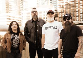 Die Band High Desert Queen vor einem Hintergrund aus Hochhäusern