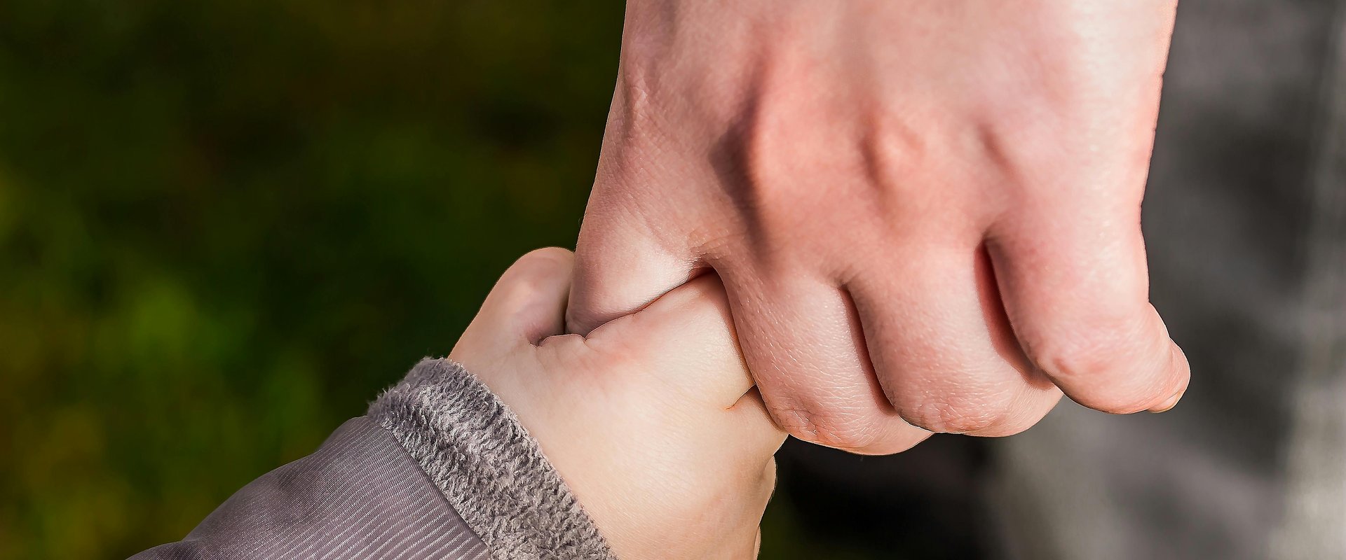 Kleine Hand greift große Hand. Foto: Handpexels/pixabay.com