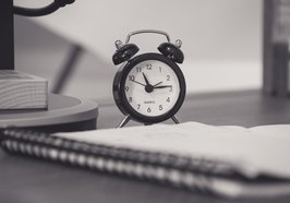 Wecker steht auf Schreibtisch. Foto: pixabay.com