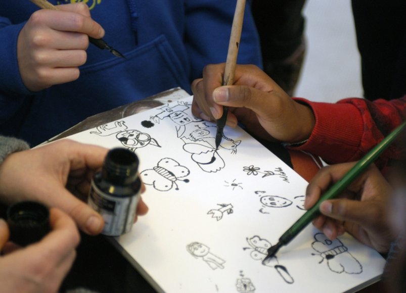 Die Kinder werden selber aktiv in der Ausstellung „Guck mal! Kijk eens!“ im Oldenburger bbk. Foto: Peter Kreier