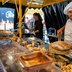 Vorschau: Ein Stand mit Backwaren auf dem Wochenmarkt auf dem Rathausmarkt. Foto: Sascha Stüber