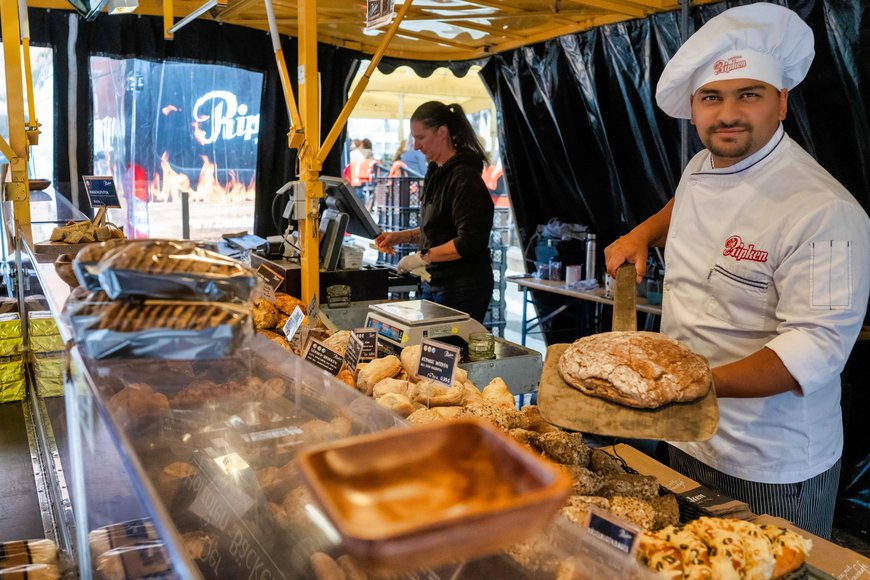Ein Stand mit Backwaren auf dem Wochenmarkt auf dem Rathausmarkt. Foto: Sascha Stüber