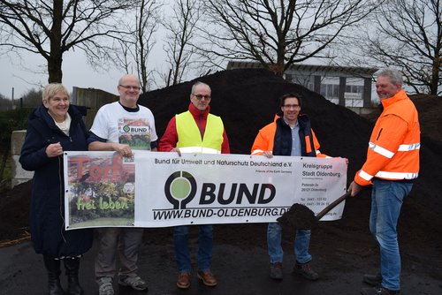 Machen gemeinsame Sache: (von links) Christa Beime und Thomas Myslik vom BUND sowie Martin Schmidt, Volker Schneider-Kühn und Jörg Geerdes vom AWB. Foto: Stadt Oldenburg Machen gemeinsame Sache: (von links) Christa Beime und Thomas Myslik vom BUND sowie Martin Schmidt, Volker Schneider-Kühn und Jörg Geerdes vom AWB. Foto: Stadt Oldenburg