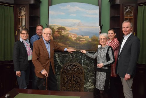 Freuen sich über das restaurierte Fischbeck-Gemälde im Arbeitszimmer von Stadtmuseumsgründer Theodor Francksen: (von links) Gabriele Mesch, Andreas von Seggern, Ummo Francksen, Inge von Danckelman, Anja Brigitta Haase und Michael Kroos. Foto: Stadt Oldenburg