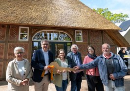 Das Bürgerhaus Ofenerdiek ist eröffnet: Oberbürgermeister Jürgen Krogmann, Demografie-Expertin und Referentin Karin Haist und der Vorsitzende des Fördervereins Rainer Zietlow (2., 3. und 4. von links) mit weiteren Mitgliedern des Fördervereins Bürgerhaus Ofenerdiek e.V. bei der symbolischen Schlüsselübergabe. Foto: Sascha Stüber