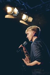 Bühnenfoto des Sclam-Poeten Matti Linke. Foto: Alina Ahrens