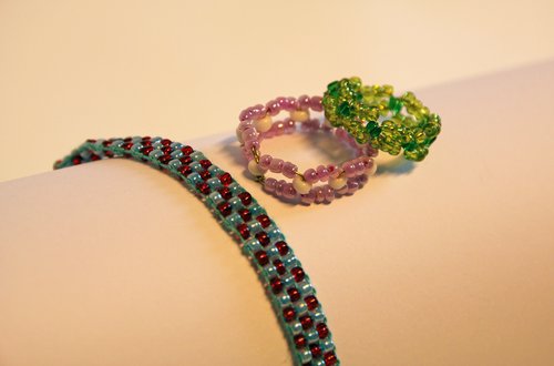 Selbstgemachter Perlenschmuck. Foto: Stadtmuseum Selbstgemachter Perlenschmuck. Foto: Stadtmuseum