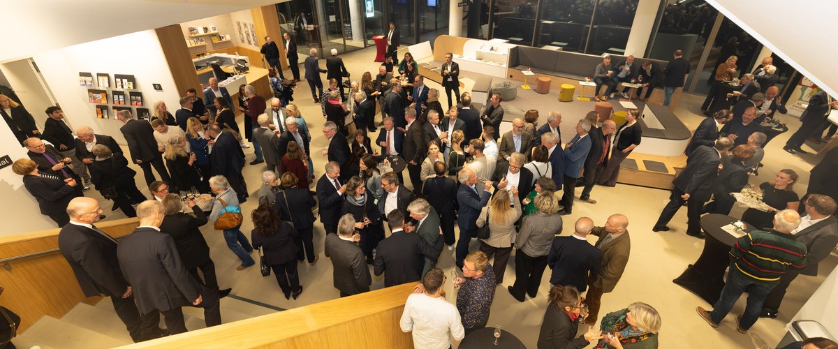 Nach dem offiziellen Teil bot das neugestaltete Foyer im Stadtmuseum den perfekten Raum für Gespräche am Buffet und das Vertiefen gemeinsamer Erinnerungen. Foto: Sascha Stüber