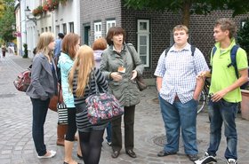 Stadtbesichtigung, mehrere Jugenliche stehen mit der Stadtführerin zusammen. Foto: Stadt Oldenburg