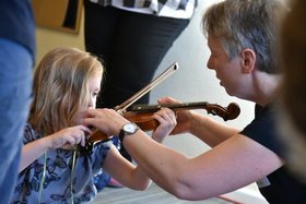 Geige ausprobieren unter fachlicher Anleitung von Cornelia Renz. Foto: Tobias Frick