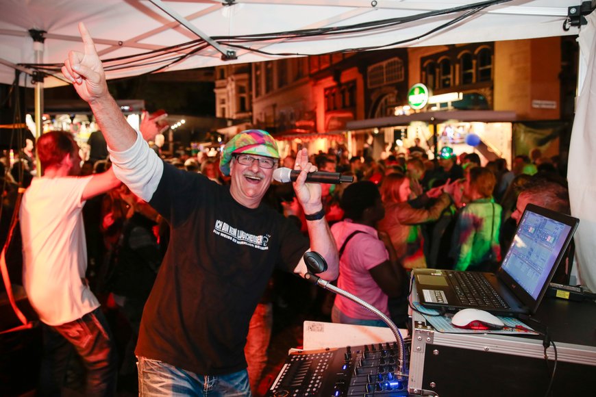 Szene vom Stadtfest 2017 mit gut gelauntem DJ. Foto: Sascha Stüber