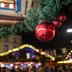 Vorschau: Eine Tannengirlande mit Ständen im Hintergrund auf dem Lamberti-Markt 2025. Foto: Sascha Stüber