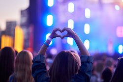 Hände formen ein Herz. Foto: Shutterstock Shutterstock