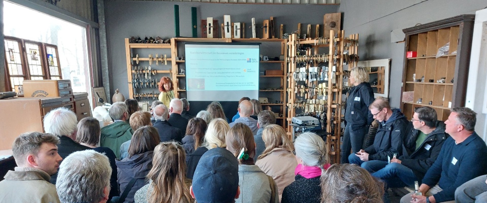 Begrüßung der Gäste beim Branchentreffen durch Ina Lehnert-Jenisch. Foto: Monumentendienst