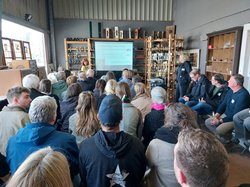 Begrüßung der Gäste beim Branchentreffen durch Ina Lehnert-Jenisch. Foto: Monumentendienst