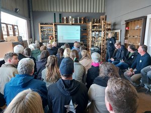 Begrüßung der Gäste beim Branchentreffen durch Ina Lehnert-Jenisch. Foto: Monumentendienst Begrüßung der Gäste beim Branchentreffen durch Ina Lehnert-Jenisch. Foto: Monumentendienst