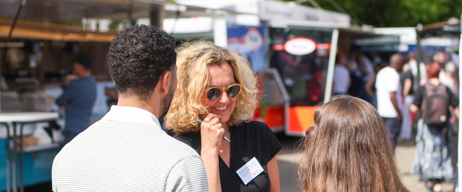 Ehrenamtsberatung auf dem Oldenburger Wochenmarkt. Foto: Anastasia Hrytsenko