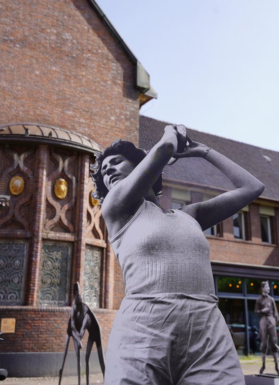 Skulptur von Leichtathletin Martha Jacob vor dem Bahnhofsgebäude in Oldenburg, Foto: Stadtmuseum Oldenburg