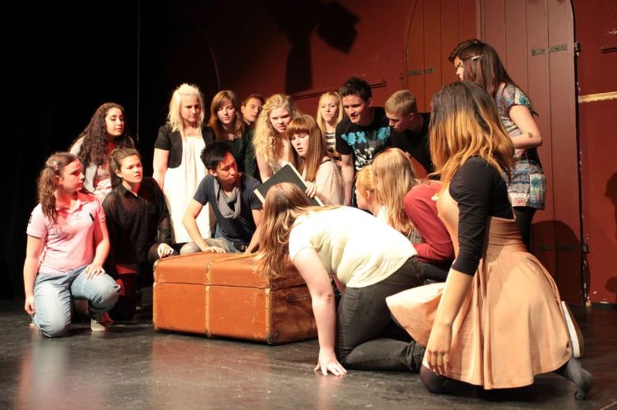 Jugendliche bei der Theater-Aufführung. Foto: Hergen Griesbach/CeWe Color