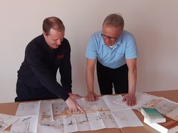 Zwei Kollegen der Feuerwehr schauen einen Plan an und besprechen sich. Foto: Stadt Oldenburg