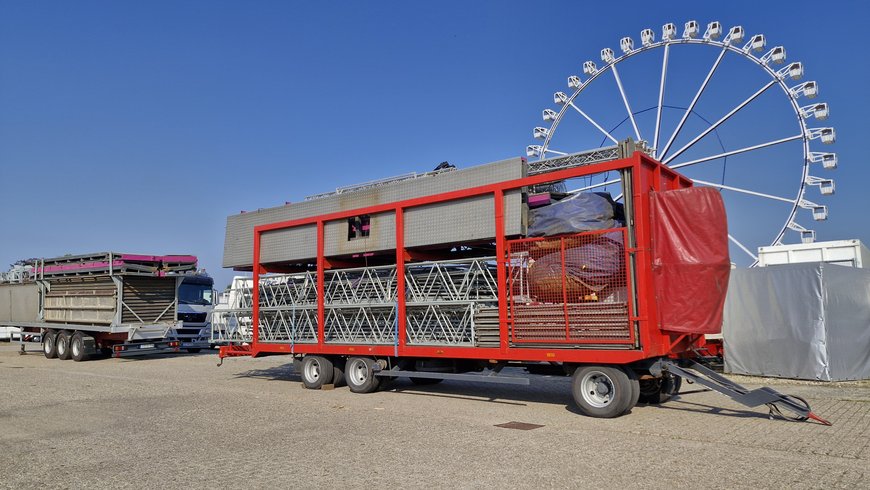 Transporter vor dem Riesenrad beim Aufbau am 18. September 2024. Foto: Stadt Oldenburg