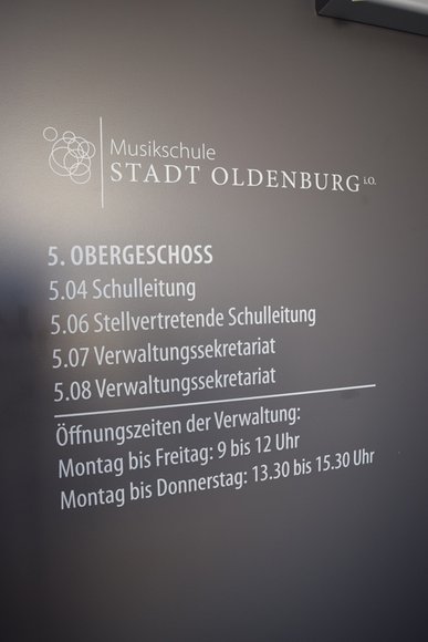 Damit jeder weiß wo er sich in dem großen Gebäude befindet, gibt es Beschriftungen. Foto: Stadt Oldenburg