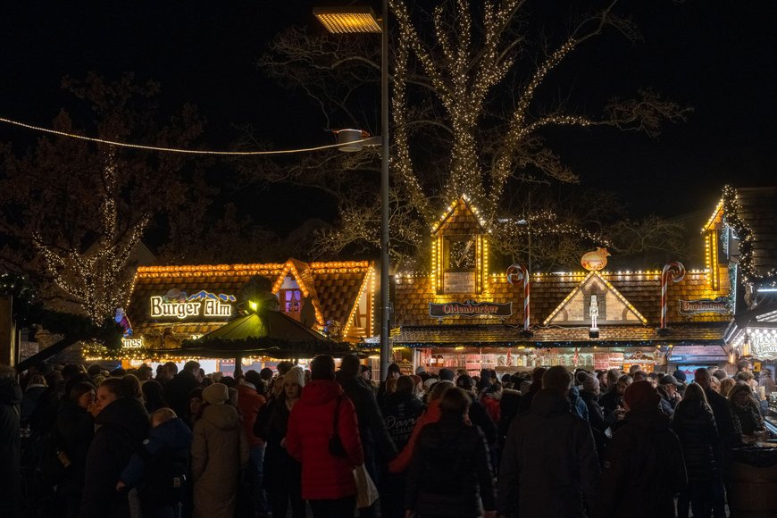 Blick über den Lamberti-Markt 2022 mit beleuchteten Bäumen im Hintergrund. Foto: Sascha Stüber