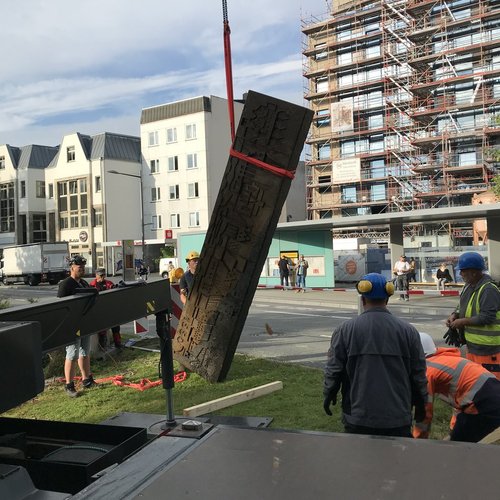 Das Kunstwerk wird am Ufer abgelegt und für den weiteren Transport vorbereitet. Foto: Stadt Oldenburg