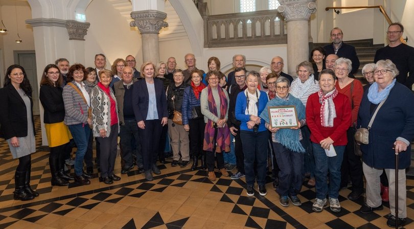 Bürgermeisterin Petra Averbeck (Fünfte von links, vordere Reihe) empfängt eine Delegation aus Cholet im Alten Rathaus. Foto: Sascha Stüber